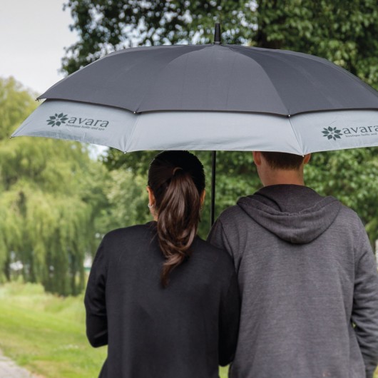 Swiss Peak Expandable Umbrellas lifestyle image